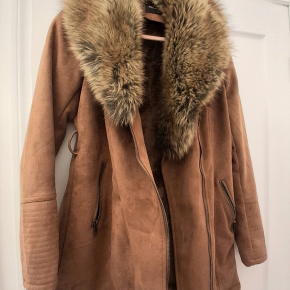 Stylish Camel Trench Coat with Faux Fur Collar - Picture 2 of 3